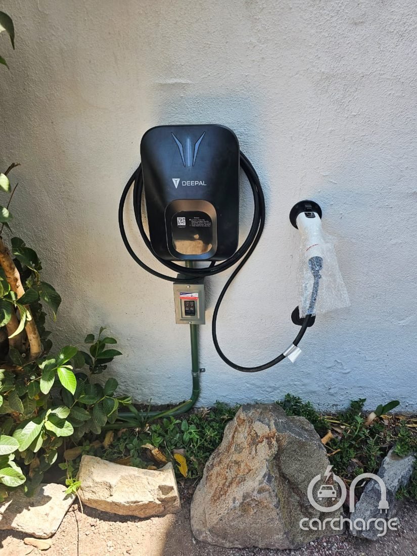 Instalación de cargador Deepal en jardín con canalización a piso