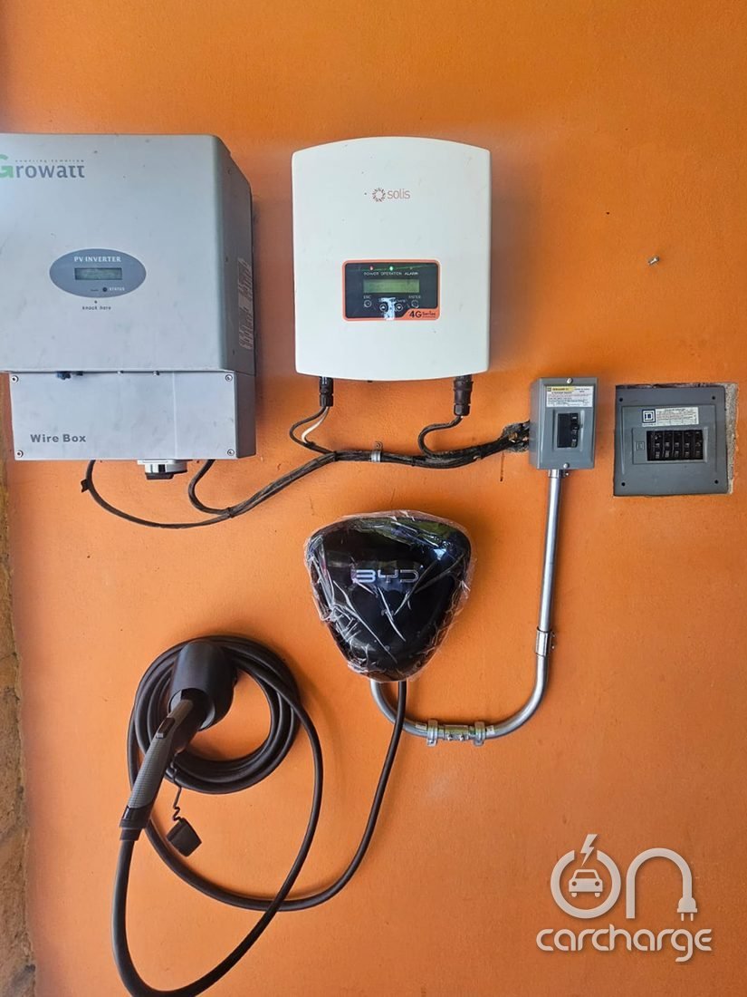 Inversores fotovoltaicos Growatt y Solis junto a cargador BYD