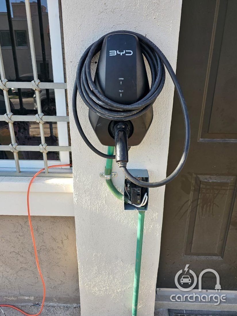 Cargador BYD instalado en acceso de vivienda