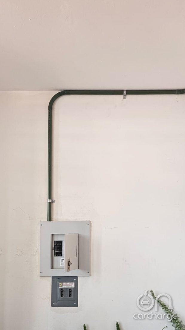 Tablero eléctrico e interruptor derivado con canalización conduit