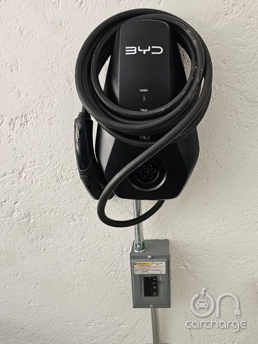 Cargador BYD con cable recogido y protección dedicada