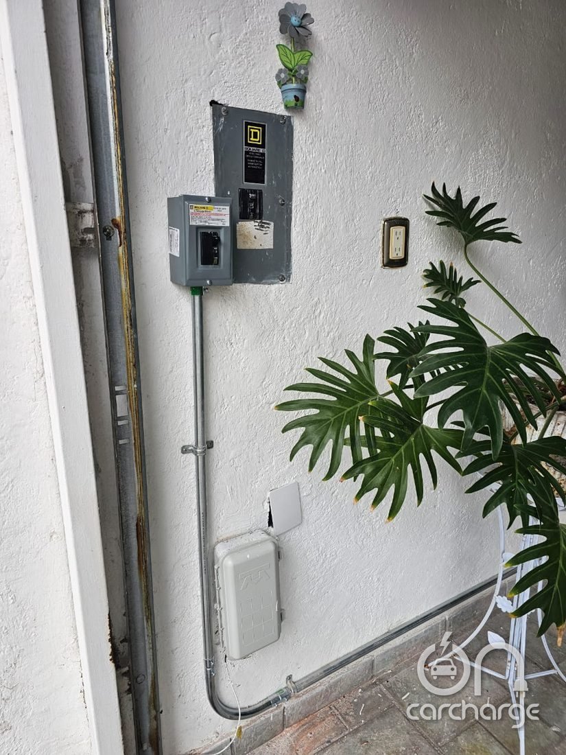 Centro de carga y protecciones en patio de servicio